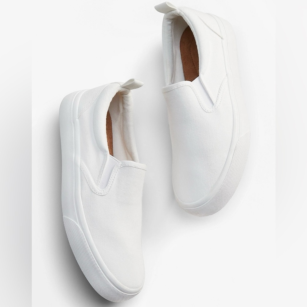 Maurices Supercush Kate Sneakers Solid White Slip-on Everyday Casual 8 Women’s